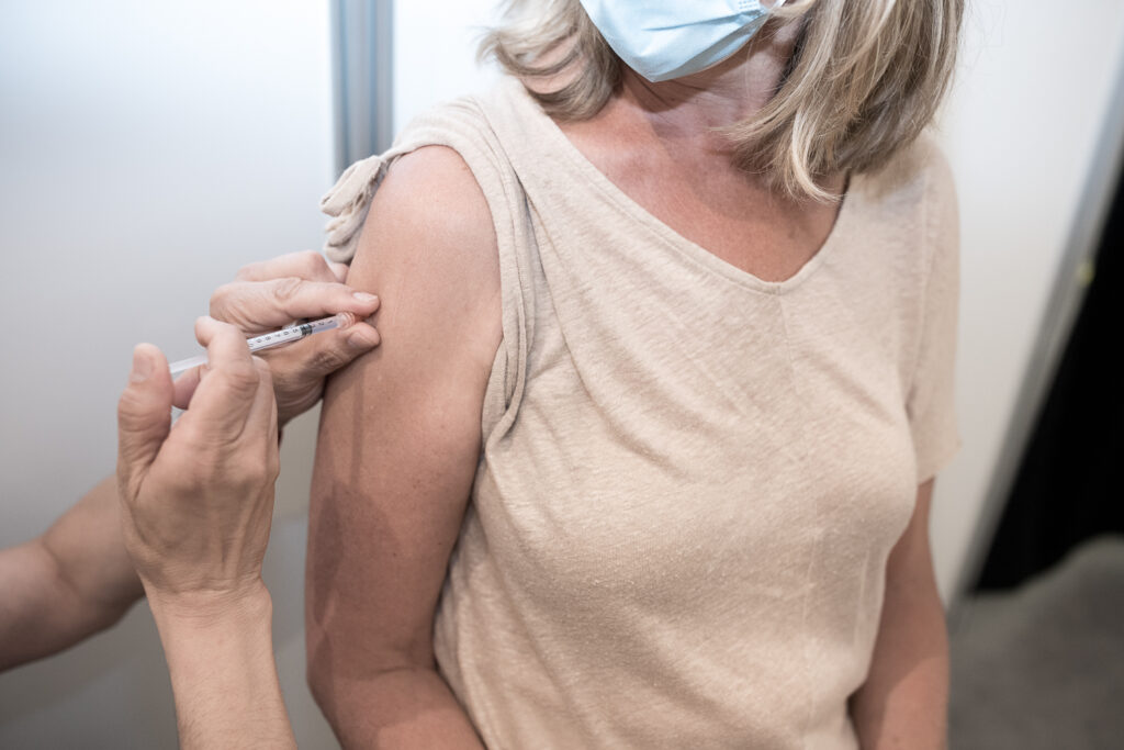Vrouw wordt gevaccineerd in de Zeelandhallen in Goes