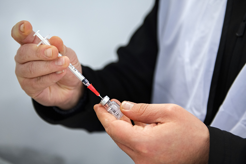 Medewerker trekt vaccin op