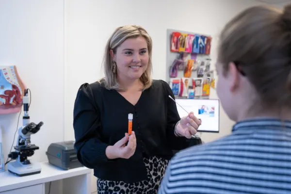 GGD Medewerker laat de SOA thuistest zien aan de patient