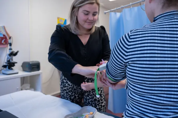 GGD medewerker zet een vaccinatie
