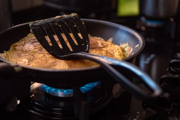 Pan met eten en een spatel