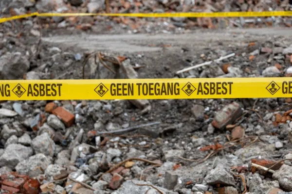 Puin met een geel lint geen toegang ivm asbest