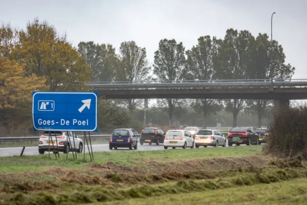 Auto's op de snelweg bij Goes