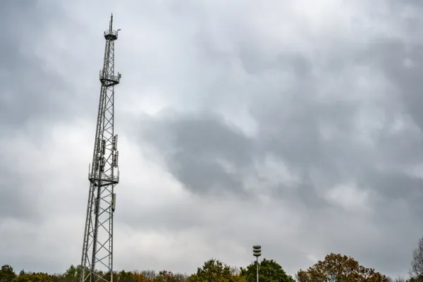 Zendmast tegen een bewolkte achtergrond