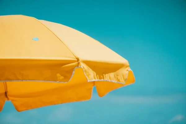 Gele parasol in de zon