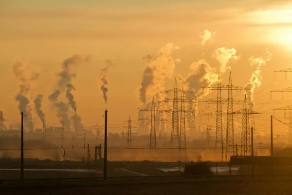 Industrie met schemering en smog
