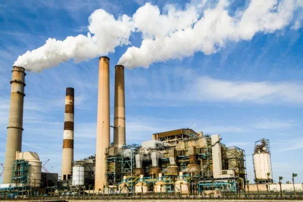 Industrie met veel rook uit de torens