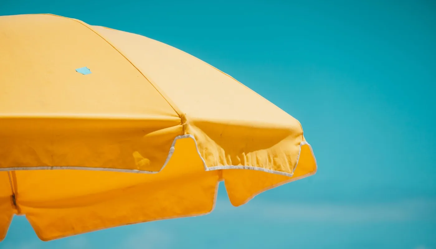 Gele parasol tegen blauwe liucht