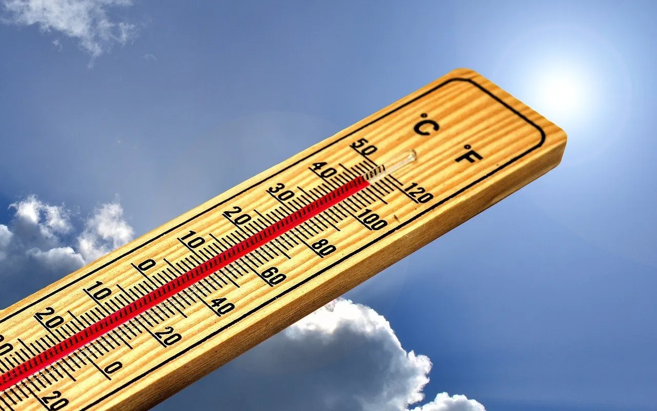 Thermometer tegen de blauwe lucht
