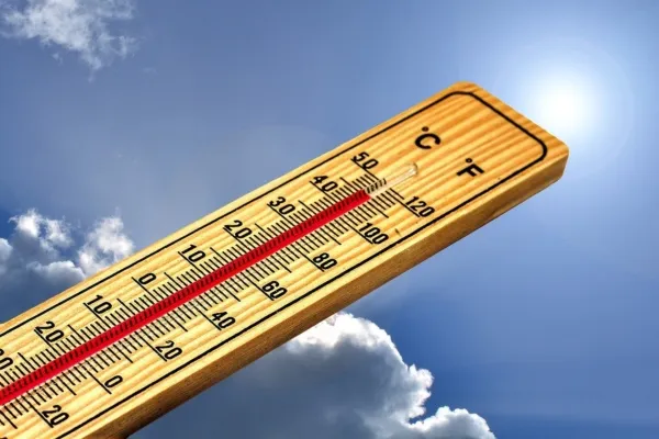 Thermometer tegen de blauwe lucht