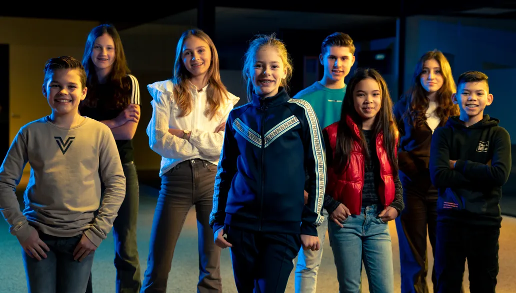 Verschillende kinderen in een ruimte staan stoer