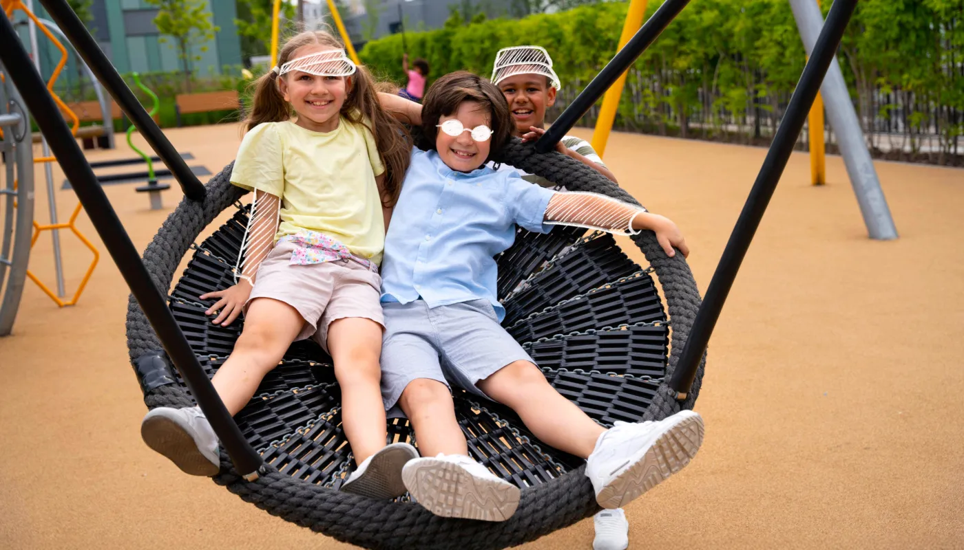 Kinderen op een schotel schommel in een speeltuin