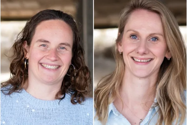 Profielfoto's van Margriet en Miriam, beide werkzaam als verloskundigen op Schouwen-Duiveland. Beide dames dragen lichtblauw en staan breed lachend op de foto.